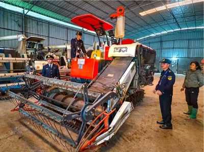 抢农时 促春耕 农业机械服务一线党旗飘扬